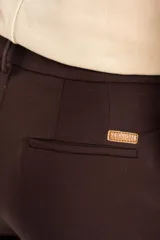 Pantalon de corte recto y tiro medio, color bordó, con cierre frontal de botones y bolsillos laterales.