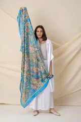 Pañuelo de seda estampado con motivos de arabescos en colores verde, rosa y celeste.