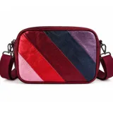 Bandolera metálica de diseño rectangular con patrón de franjas diagonales en tonos rosado, rojo, azul y violeta con acabado metalizado. Cuenta con correa ajustable de lona en tono bordó y herrajes metálicos oscuros.