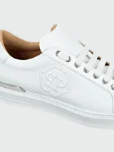 Zapatillas bajas de cuero blanco con logo hexagonal de la marca en relieve en el lateral.