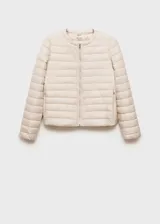 Campera acolchada de cuello redondo y manga larga con puños elásticos. Presenta cierre frontal de cremallera y dos bolsillos laterales con cierre.