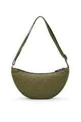 Riñonera de nailon color verde militar, con diseño semicircular, cierre superior y correa ajustable para llevar cruzada.