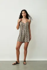 Mono corto negro con breteles finos y botones frontales.