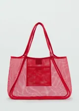 Bolso shopper rojo de malla semitransparente, con doble asa y cierre de botón magnético. Incluye un bolsillo interior.