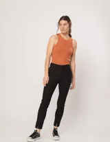 Pantalón chupín color beige de gabardina elastizada con tajitos frontales en el ruedo, pierna recta justa y bolsillos laterales.