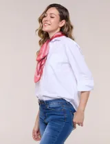 Bandana de satén cuadrada con estampado paisley y arabescos.