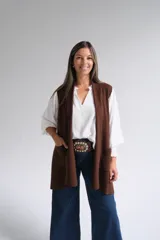 Chaleco largo abierto de tejido de punto color chocolate, con bolsillos frontales aplicados y diseño sin mangas.