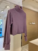 Sweater tejido de punto color lila con cuello alto y mangas largas.
