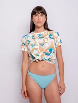 Bombacha de bikini básica color celeste con textura de flores.