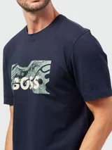 Remera de algodón de corte regular, color azul oscuro, con un estampado gráfico abstracto en tonos verde agua y blanco que incluye el logo "BOSS" en el centro.