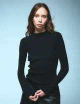 Polera tejida negra de manga larga y cuello alto, corte al cuerpo y largo a la segunda cadera.