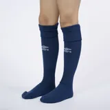 Medias de fútbol blancas hasta la rodilla, con logo de Umbro en negro en el frente.