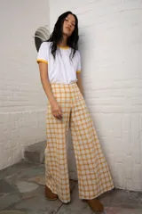 Pantalón de lino italiano, tiro medio alto, color blanco y amarillo mostaza, con pierna ancha estilo oxford.