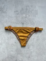 Bottom de bikini vedetina celeste con hebillas decorativas en carey.