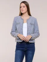 Chaqueta de tweed azul con tejido estructurado, escote redondo, bolsillos simulados con pasamanería y botones decorativos en las mangas.