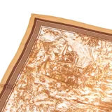 Pañuelo cuadrado de tela ligera con estampado toile de jouy en tonos marrones y beige, con borde decorativo en contraste.
