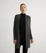 Cárdigan largo de punto color gris oscuro, con bolsillos laterales y corte recto.