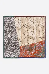 Pañuelo cuadrado de poliéster con diseño multicolor que combina secciones de animal print, lunares y estampado floral.
