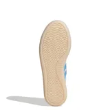 Championes urbanos Adidas modelo Barreda Decode, con diseño retro. Presentan una base de nylon blanco con superposiciones de gamuza gris claro, icónicas tres tiras laterales en color celeste y suela de goma translúcida con acabado amarillento.