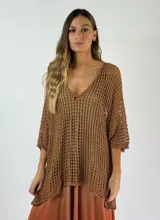 Top de tejido crochet color marrón, con escote en V y mangas 3/4.