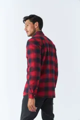 Sobrecamisa de algodón a cuadros color ladrillo, con interior de corderito, cierre con botones, bolsillos tipo cartera y logo en goma. El modelo usa talle M.