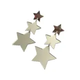 Aros colgantes dorados con tres estrellas espejadas de diferentes tamaños unidas por argollas.