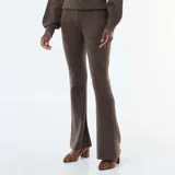 Pantalón de tejido de punto acanalado color marrón oscuro, de tiro alto y corte acampanado en la parte inferior.