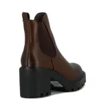 Botas de cuero sintético color marrón con caña baja, elástico lateral, plataforma y taco cuadrado.