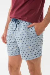 Short de baño azul con estampado de flamencos.