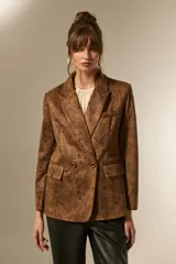 Blazer de poliéster con estampado animal print en tonos marrones y negros, de corte holgado, con cuello solapa y cierre frontal de doble botonadura.