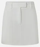 Short pollera confeccionado en bengalina color blanco, de cintura alta con trabillas y cierre frontal.