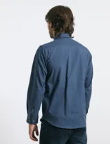 Camisa de manga larga con cuello button-down, bolsillo frontal y botones de madera. Confeccionada en una mezcla de poliéster y algodón.