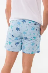 Short de baño azul con estampado de flamencos.