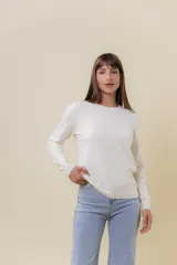 Buzo de punto color beige melange, de manga larga, cuello redondo y corte recto.