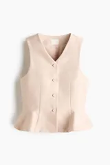 Chaleco de sarga en mezcla de algodón, con escote de pico, botonadura sencilla y diseño con peplum acampanado en la cintura. Prenda forrada.