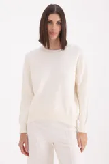 Sweater básico de tejido de punto, con cuello redondo, manga larga y puños y ruedo acanalados.