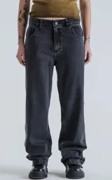 Pantalón de denim negro lavado, estilo wide leg, de cinco bolsillos y tiro alto.