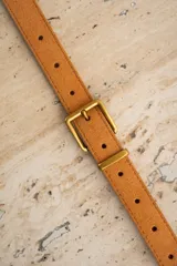 Cinto de cuero color marrón, con hebilla cuadrada dorada.
