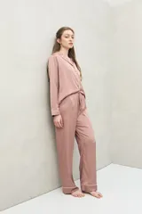 Pantalón de pijama verde menta de calce relajado, silueta recta y amplia, con cintura elastizada y lazo regulable.