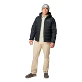 Campera técnica con capucha, color negro, con tecnología de aislamiento térmico y construcción sin costuras. Cuenta con cierre frontal, bolsillos laterales con cremallera, puños ajustables y dobladillo con cordón.