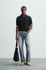 Polo de hombre color verde oliva, de corte regular fit, con cuello solapa y cierre frontal de botonadura. Presenta manga corta y acabados en rib.