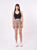Short deportivo negro de tiro alto con cintura elástica fruncida y corte holgado.