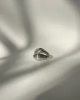 Anillo de plata 950 con diseño escultural de líneas fluidas y dos volúmenes bombé que confluyen.