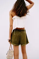 Short de tiro alto en denim de algodón color verde militar, con diseño de cinco bolsillos, corte holgado tipo evasé y bajo deshilachado con flecos.