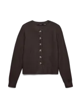 Cardigan de punto liviano color marrón oscuro, con cuello redondo, mangas largas y cierre frontal de botones. Presenta un diseño de calce regular y textura suave.