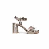 Sandalia de cuero peltre con taco alto ancho y plataforma, tira frontal y pulsera regulable al tobillo con hebilla, punta cuadrada abierta.