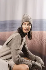 Gorro tejido a mano con diseño de ochos, color marrón y blanco jaspeado.