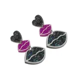 Par de aros colgantes con forma de corazón negro con glitter, labios fucsia con glitter y labios negros con glitter.