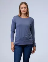 Remera negra de modal, marca French Laundry, con escote redondo y mangas largas.