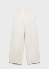 Pantalon de denim color crudo con diseño wide leg, tiro medio y cintura con detalle deshilachado. Cuenta con cinco bolsillos, trabillas para cinturón y cierre frontal con cremallera, botón y ganchos ocultos.